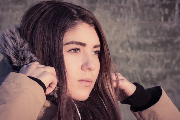 Portret van een tienermeisje buiten dragen winterjas  - Foto, afbeelding