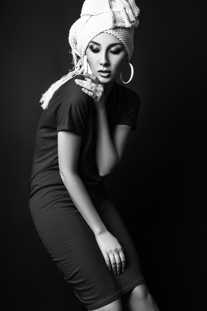 Студийное фото молодой женщины на черном фоне. black and whit
 - Фото, изображение