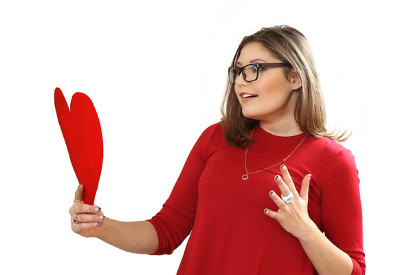 la jeune femme efficace dans une robe rouge avec coeur rouge Valentin
 - Photo, image