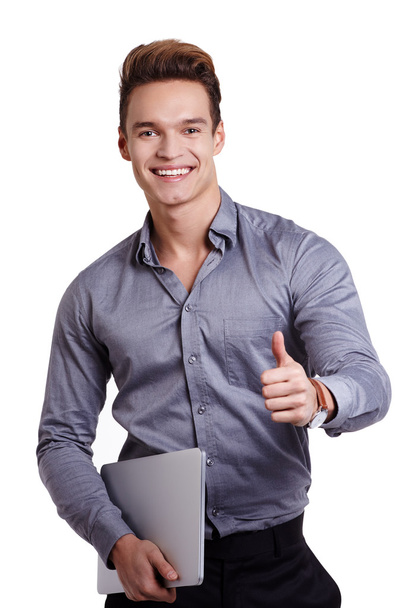 mies osoittaa ok merkki kannettava tietokone kädessään
 - Valokuva, kuva