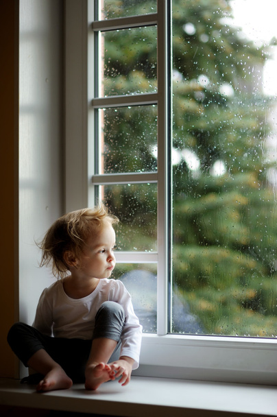 toddler girl looking though the window - Φωτογραφία, εικόνα