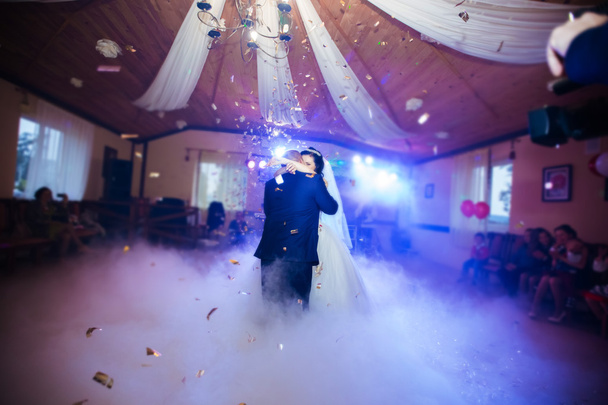 Feliz casal recém-casado dançando na recepção do casamento closeup
 - Foto, Imagem