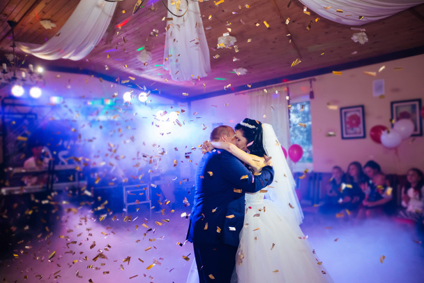 boda de novias en el elegante restaurante con una maravillosa luz y ambiente
 - Foto, Imagen