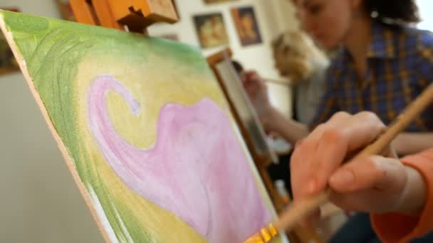 Γυναίκα καλλιτέχνης ζωγραφίζει εικόνα έργα τέχνης στο art studio - Πλάνα, βίντεο