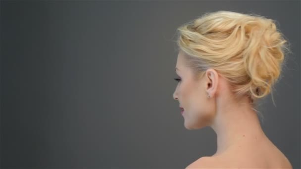 attraktive Blondine wirft einen Blick - Filmmaterial, Video