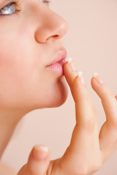 Atrakcyjna młoda kobieta stosując balsam do ust - Zdjęcie, obraz