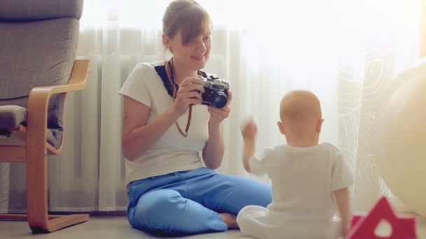 Mutter fotografiert ihren kleinen Jungen  - Filmmaterial, Video