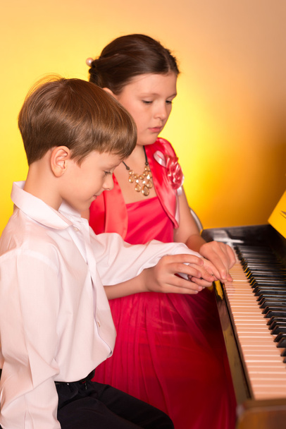 Fratello e sorella che suonano il pianoforte. Pianoforte
. - Foto, immagini
