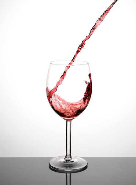 красное вино, наливаемое в бокал - Фото, изображение