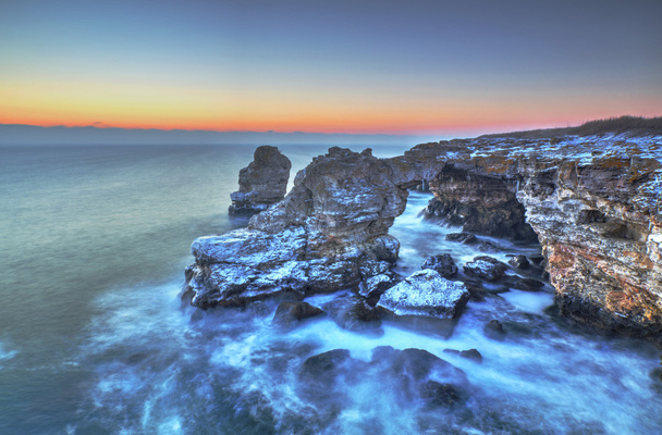 海と岩の多い海岸の日の出 - 写真・画像