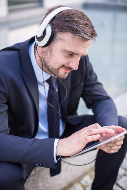 Entrepreneur listening music on tablet - Foto, Imagen