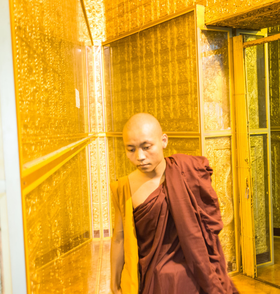 Joven monje entre paredes doradas
 - Foto, Imagen