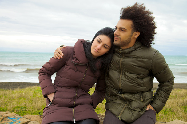 Triste pareja abrazándose frente al océano en invierno sintiéndose mal
 - Foto, Imagen