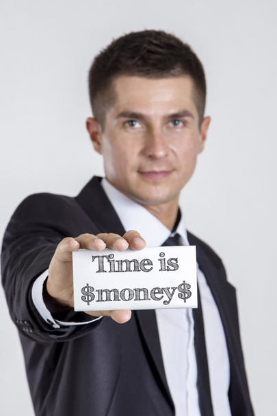 Čas je $money $-mladý podnikatel držící bílou kartu s te - Fotografie, Obrázek