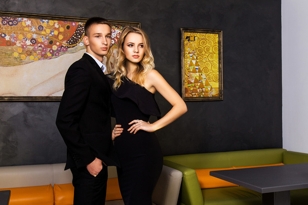 an elegant loving couple is in a restaurant - Foto, Bild