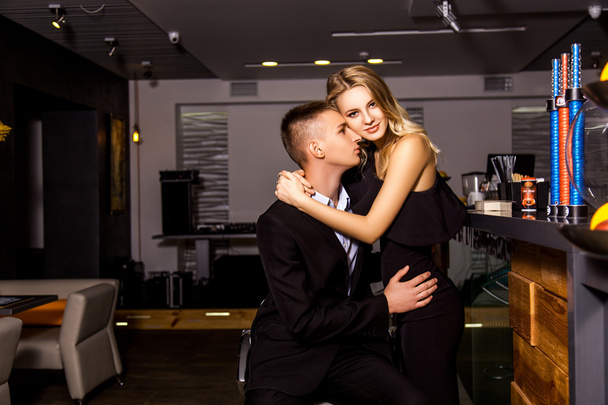 una elegante pareja amorosa está en un restaurante
 - Foto, Imagen