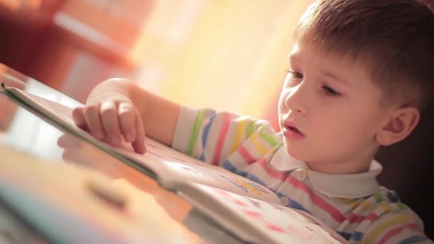Дитина вчиться читати 1
 - Кадри, відео