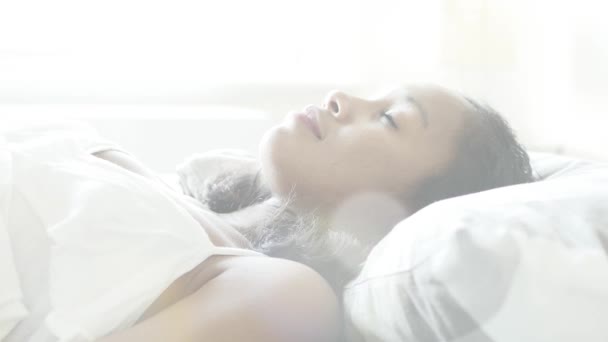 Nő alszik az ágyban - Felvétel, videó