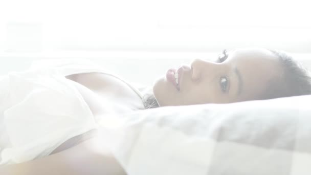 Mujer descansando en la cama - Metraje, vídeo