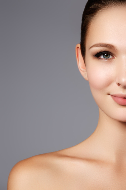 Make-up & cosmetica. Closeup portret van mooie vrouw model gezicht met schone huid op witte achtergrond. Natuurlijke huidverzorging schoonheid, schone zachte huid. Spa El - Foto, afbeelding
