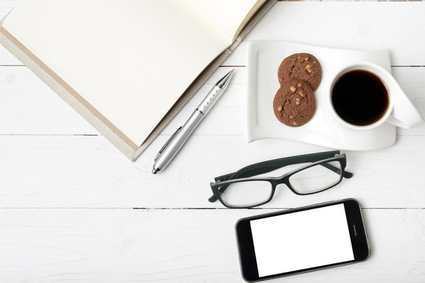 filiżanka kawy z plików cookie, telefon, notatnik i okulary - Zdjęcie, obraz