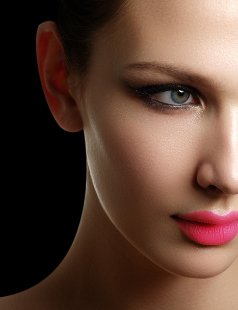 Mascara Applying. Long Lashes closeup. Mascara Brush. Eyelashes extensions. Makeup for Blue Eyes. Eye Make up Apply, pink lips - Φωτογραφία, εικόνα