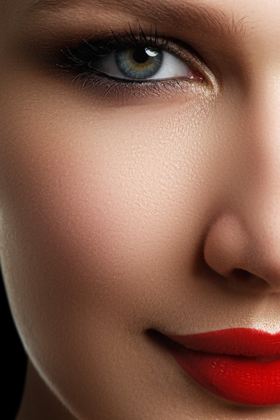 Linda loira modelo mulher rosto com olhos azuis e maquiagem perfeita. Retrato de beleza jovem com lábios vermelhos. Cara feminina com pele clara close-up. Cuidado com a pele. Maquiagem brilhante
 - Foto, Imagem