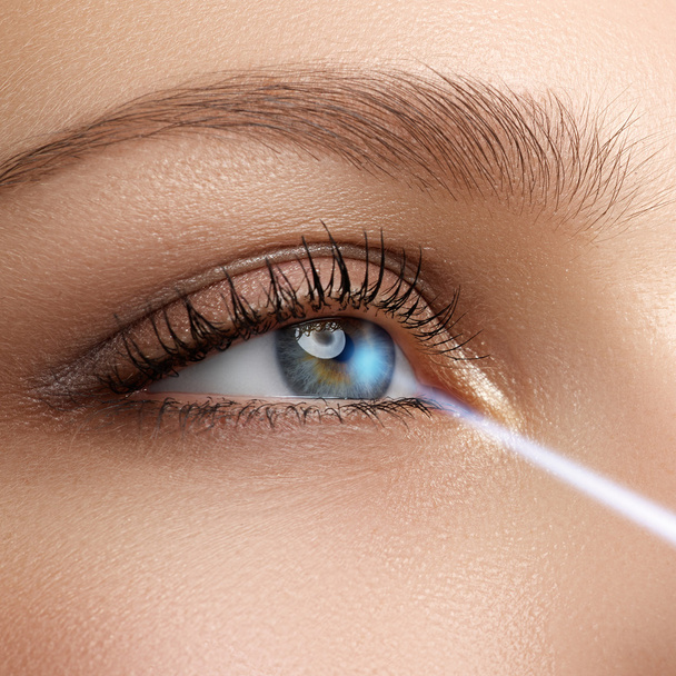 Лазерная коррекция зрения. Женский глаз. Человеческий глаз. Женский глаз с лазерной коррекцией. Концепт зрения
 - Фото, изображение