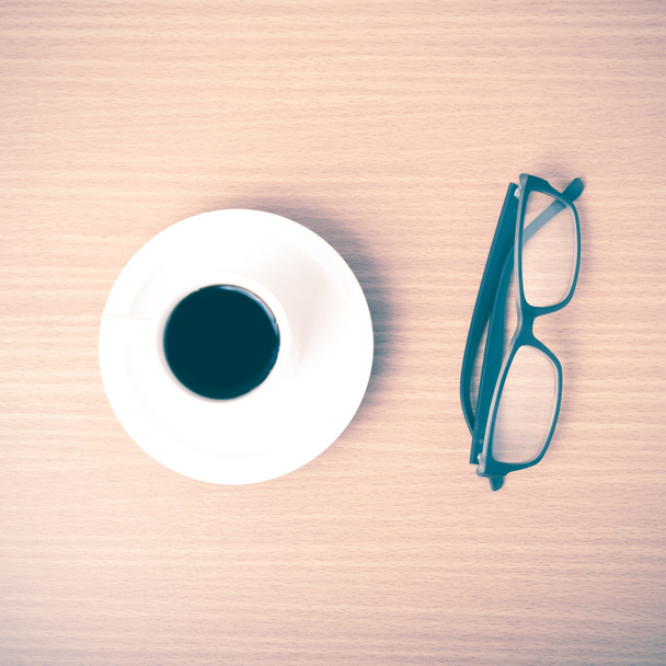 coffee cup and eyeglasses - Foto, Imagem