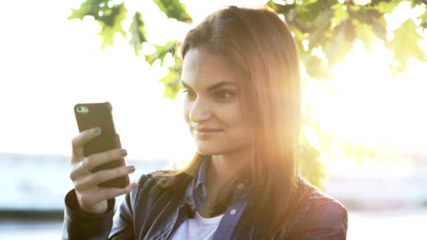 屋外でスマートフォンを使う女性 - 映像、動画