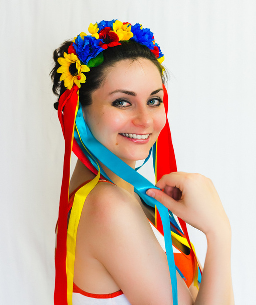 Menina bonita, vestindo uma coroa de flores na cabeça - Foto, Imagem