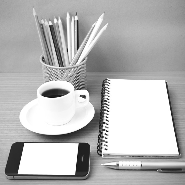 кофе, телефон, блокнот и цветной карандаш
 - Фото, изображение