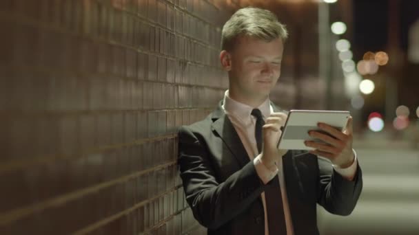 Uomo Utilizzando Tablet all'aperto
 - Filmati, video