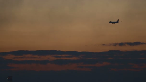 Boeing 747 laskeutuminen auringonlaskun kaupungin
 - Materiaali, video