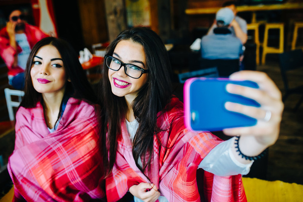 2 つの親しい友人がカフェで selfie を行う - 写真・画像