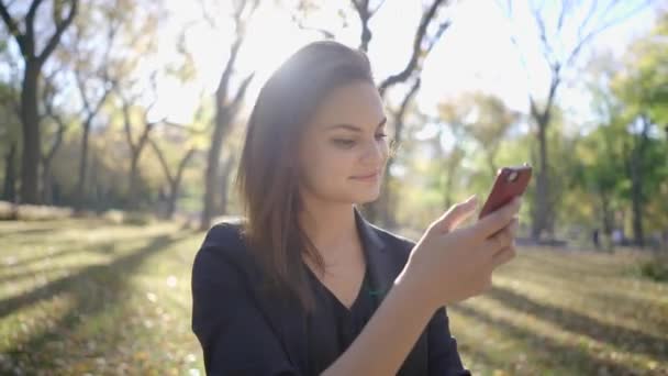 Женщина с помощью смартфона на открытом воздухе - Кадры, видео