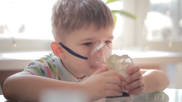 Niño con inhalador 10
 - Metraje, vídeo