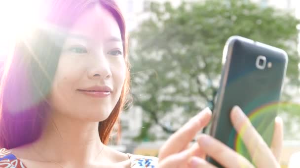 woman using smart phone - Filmati, video