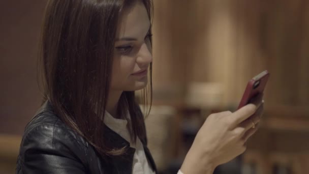 woman using smart phone - Video, Çekim