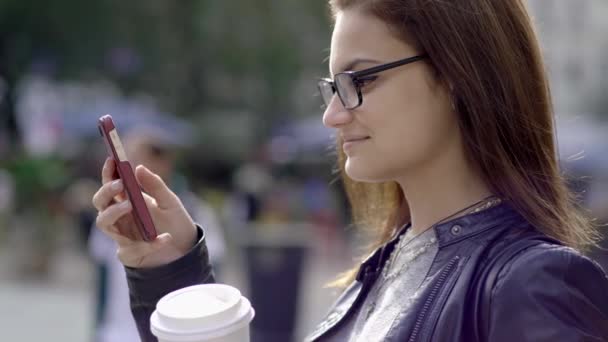 Frau schreibt SMS auf Smartphone - Filmmaterial, Video