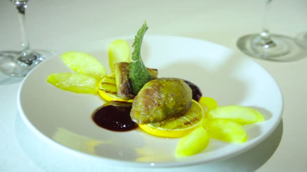Fried liver with lemon and sauce - Footage, Video