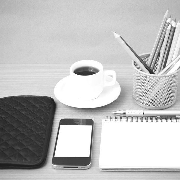 kahve, telefon, gözlük, not defteri, m-cüzdan ve renk kalem - Fotoğraf, Görsel