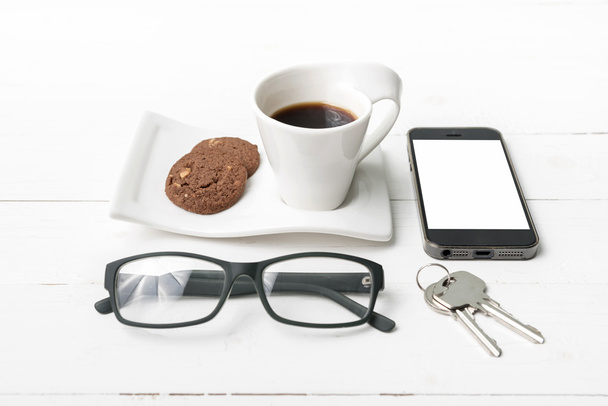 šálek kávy s cookie, telefon, brýle a klíč - Fotografie, Obrázek