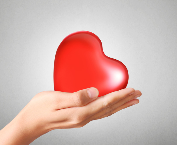 красное сердце в руках - Фото, изображение