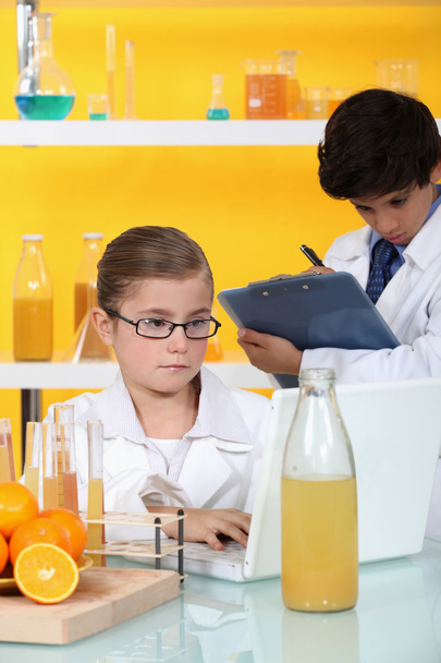 Children in the laboratory - Foto, Bild