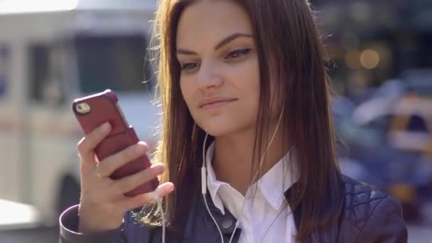 kobieta SMS-y na inteligentny telefon - Materiał filmowy, wideo