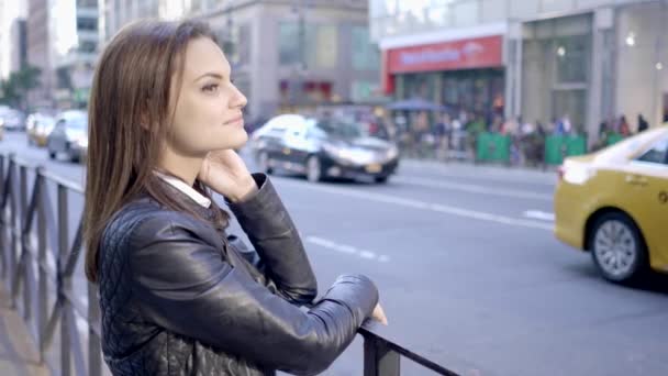 Μελαχρινή στέκεται στο πεζοδρόμιο - Πλάνα, βίντεο