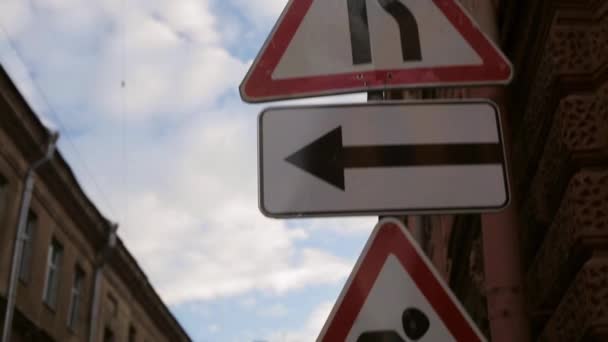 Közúti figyelmeztetések aláírja a utcai fókusz a nyári este. Pan-függőleges - Felvétel, videó