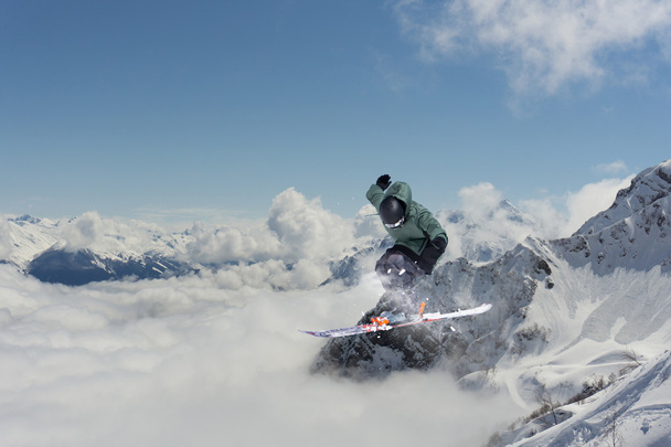 Vliegende skiër op de bergen. Extreme sport. - Foto, afbeelding