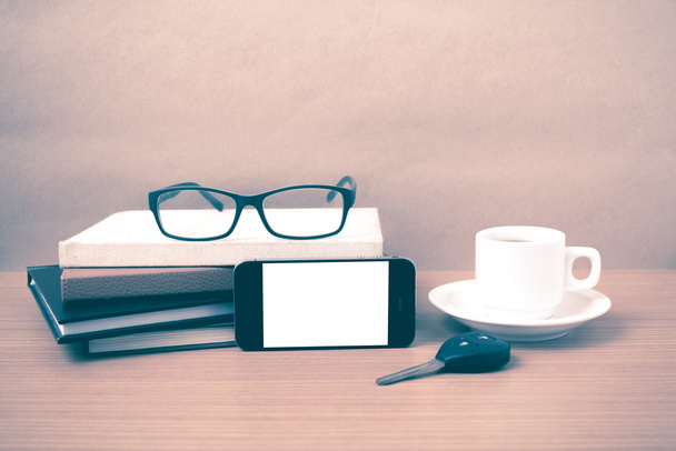 café, telefone, chave do carro, óculos e pilha de livro - Foto, Imagem